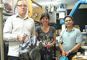 Luke Knibbs, Caroline Duchaine et Congrong He avec quelques modèles d'aspirateur testés en laboratoire.