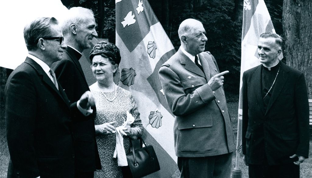 <p>Le 23 juillet 1967, le général de Gaulle participe à un déjeuner en son honneur au Petit Cap, près de Cap-Tourmente. Sur la photo, il est entouré du premier ministre du Québec, Daniel Johnson, du recteur de l'Université Laval, Mgr Louis-Albert Vachon, de sa conjointe Yvonne de Gaulle et du cardinal Maurice Roy.</p>
