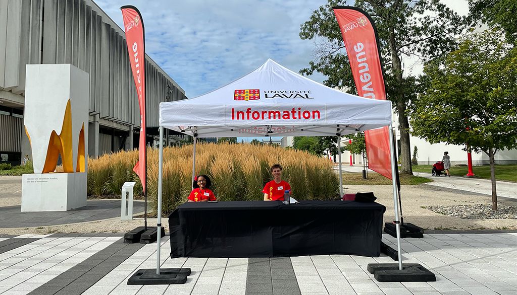 <p>La tente d’information extérieure telle qu’elle apparaissait lors de la rentrée universitaire de 2021. Cette année, elle sera animée les 2, 6 et 7 septembre. Elle occupera le même emplacement, soit à l’intersection de la Bibliothèque et des pavillons Charles-De Koninck, Félix-Antoine-Savard et des Sciences de l’éducation.</p>