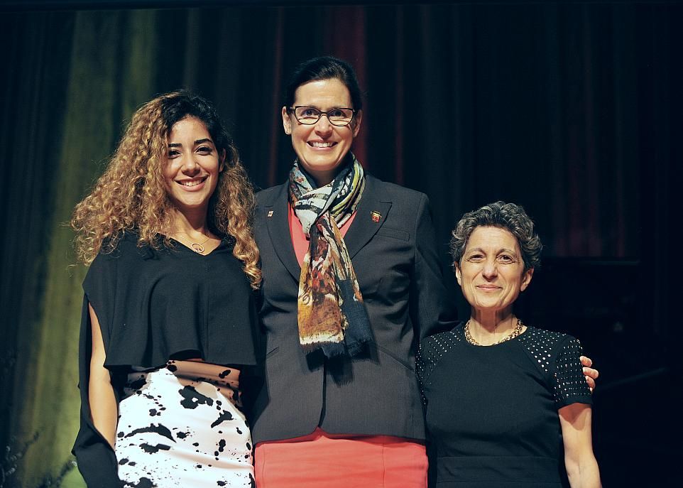 Rim Lebbar, étudiante en pharmacie, et Aida Bairam, professeure au Département de pédiatrie, ont chacune livré un beau témoignage lors de la Soirée des grands donateurs. Elles entourent ici la rectrice Sophie D'Amours.