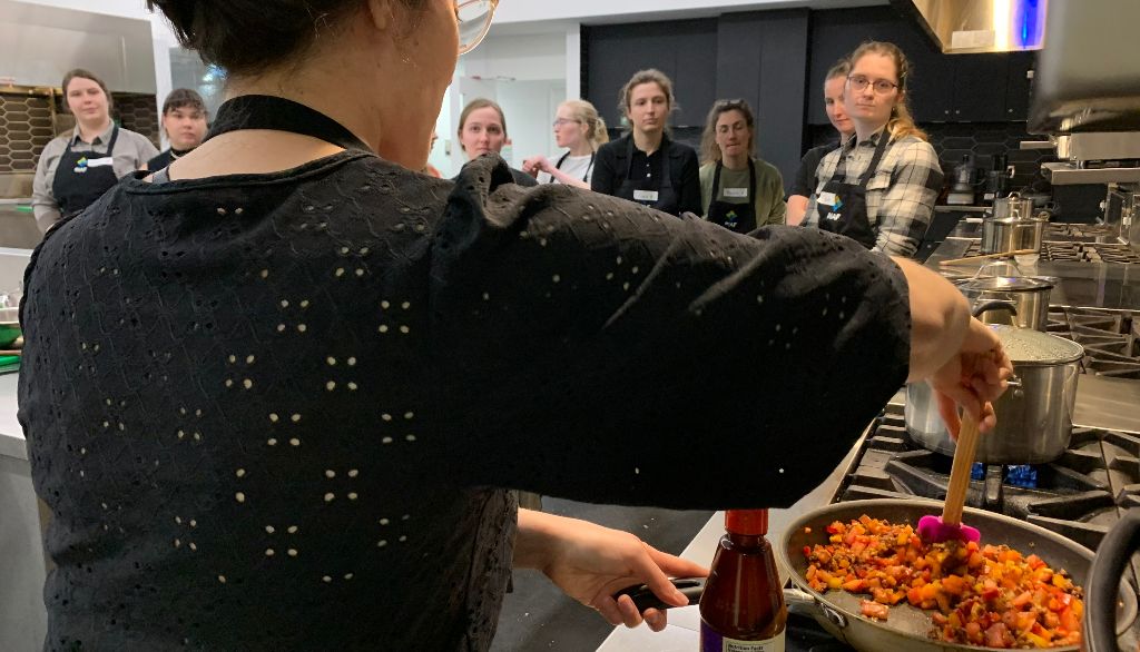 <p>Virginie Drolet-Labelle cuisine la protéine végétale texturée.</p>