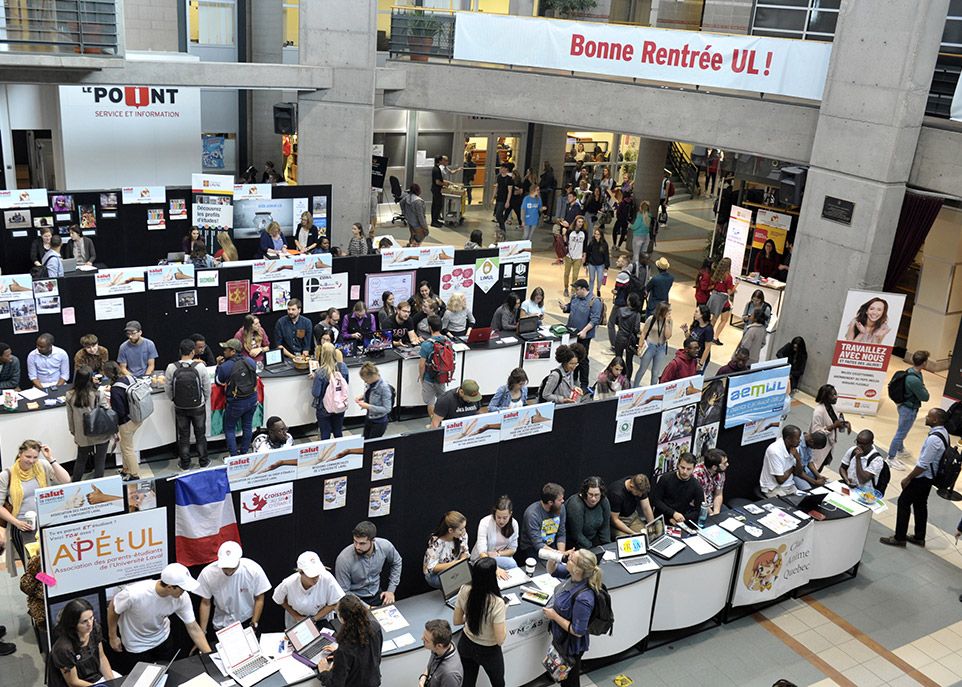 Près de 80 exposants permettaient de tout savoir sur les services aux étudiants et les associations étudiantes.