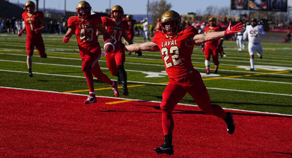 Maxym Lavallée, demi défensif du club de football Rouge et Or de l'Université Laval.