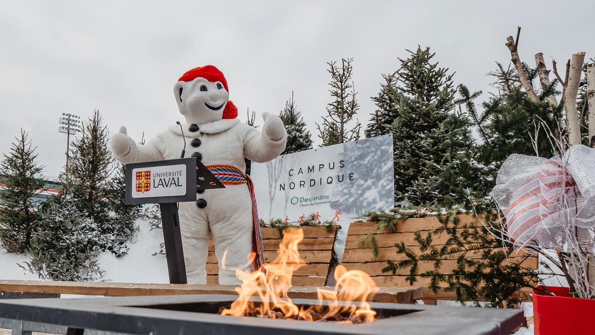 Bonhomme Carnaval lors de l'annonce publique de la saison 2024 du Campus nordique à l'Université Laval.