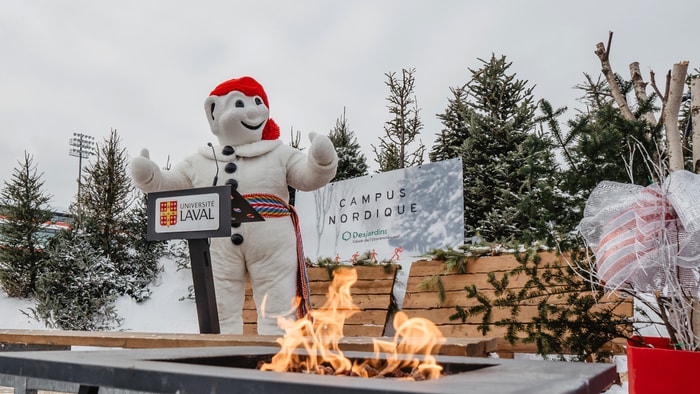 Bonhomme Carnaval lors de l'annonce publique de la saison 2024 du Campus nordique à l'Université Laval.