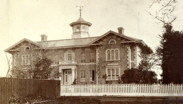 <p>Stéréogramme produit entre 1860 et 1879 représentant le Ladies’ Protestant Home, organisme de charité fondé en 1855 qui s’est installé dans le quartier Montcalm, sur la Grande Allée, en 1862 pour offrir un foyer aux femmes protestantes en situation de pauvreté.</p>