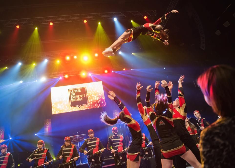 Acrobaties, pirouettes, sauts: l'équipe de cheerleaders du club de football Rouge et Or a marqué de belle façon le coup d'envoi de la Grande campagne de l'Université en mars dernier.
