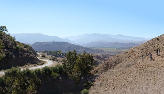 <p>Des étudiants font l’observation de roches ignées sur un site où la pierre qui constitue le sous-sol apparaît à la surface, près de la ville d’Aït Ourir.</p>