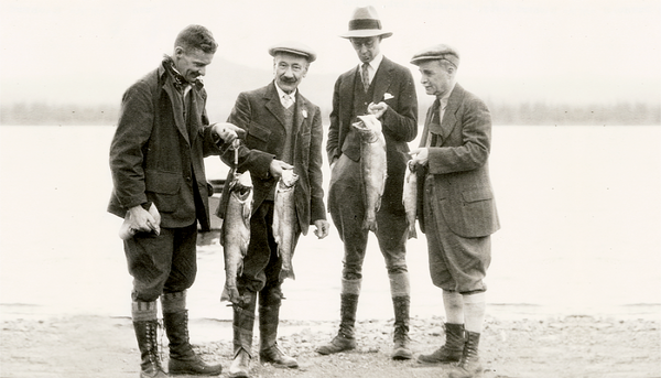 <p>Dans le parc national des Laurentides vers 1929. De gauche à droite: Louis-Arthur Richard, sous-ministre de la Colonisation, et le peintre Horatio Walker en compagnie du surintendant du parc national des Laurentides, J.-C. Garneau et le sous-secrétaire de la province de Québec, Charles-Joseph Simard, avec leurs prises.</p>