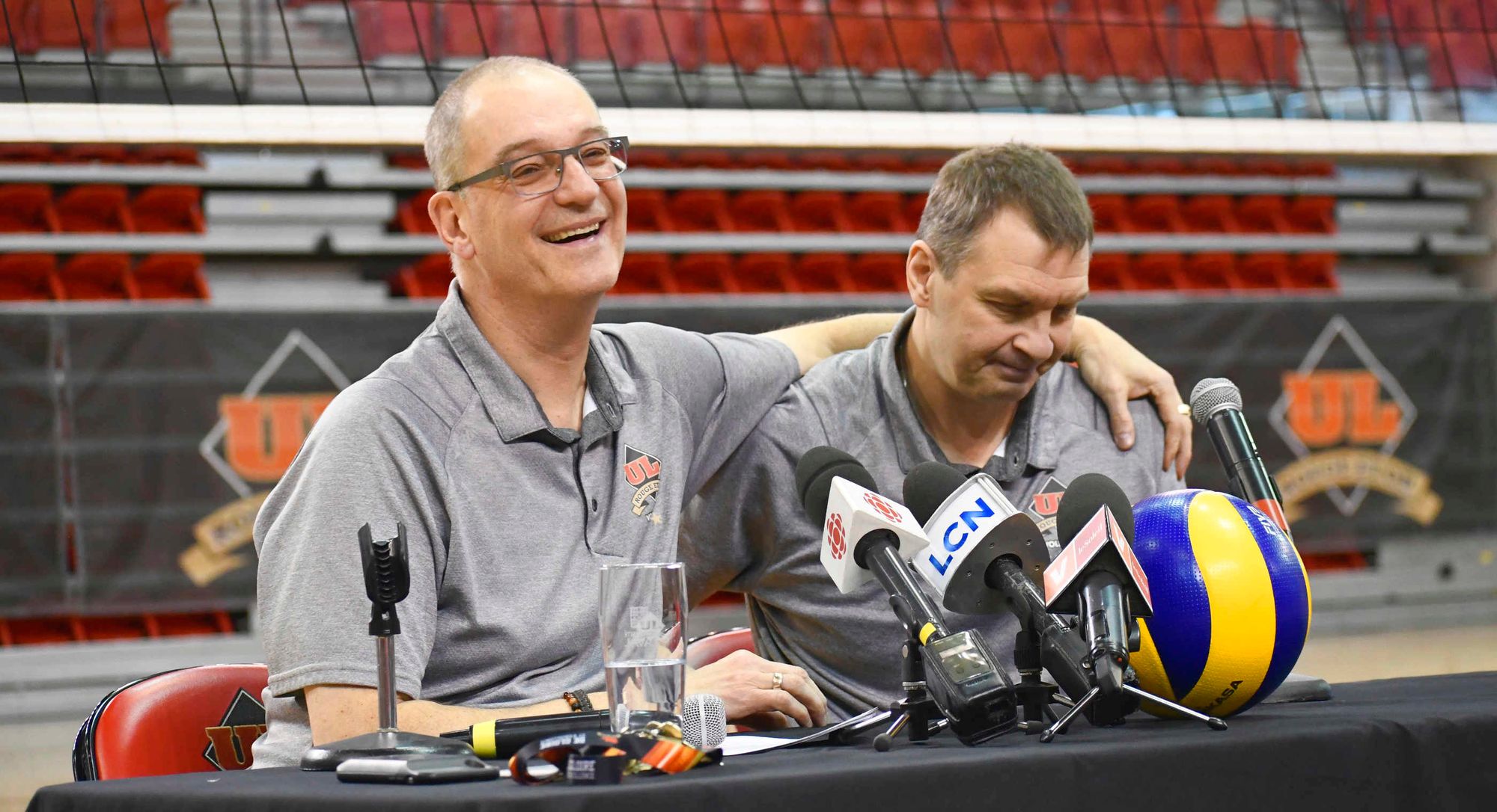 Pascal Clément et Gino Brousseau, du du club de volleyball Rouge et Or , lors de l'annonce de la retraite de M. Clément