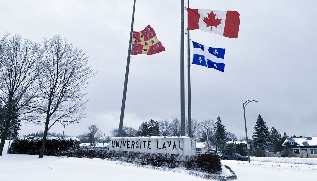Drapeaux en berne sur le campus de l'Université Laval, 6 décembre 2021