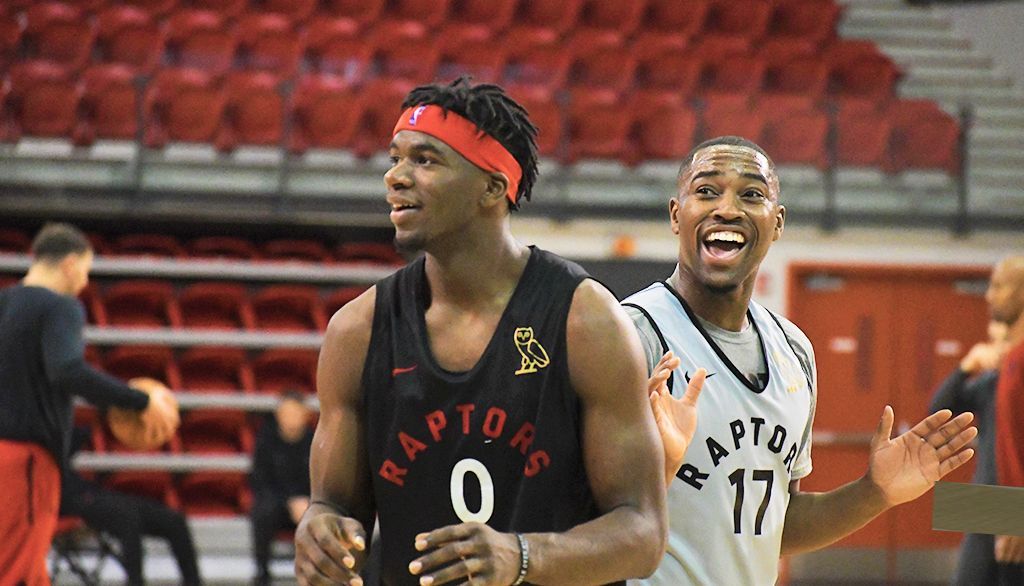 <p>Lors d'un entraînement au PEPS de l'Université Laval, Terence Davis (à gauche) et Isaiah Taylor des Raptors de Toronto.</p>