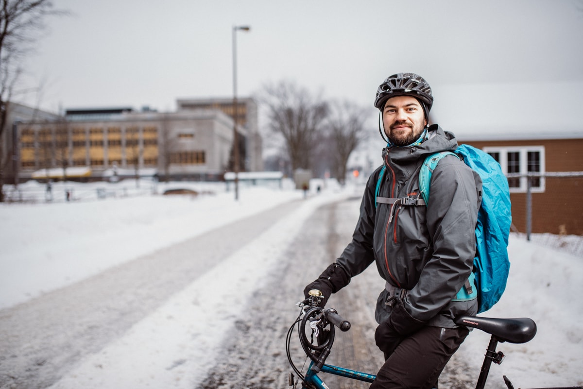 Léo Lacour réside dans le quartier Saint-Roch, à Québec. Il roule pendant une quarantaine de minutes, le matin, pour rejoindre son lieu de travail sur le campus. On le voit ici faire une pause vers la fin du tronçon de 600 mètres déneigé par le Service des immeubles.
