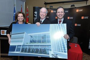 La ministre fédérale des Affaires intergouvernementales et ministre responsable de la région de Québec, Josée Verner, le recteur Denis Brière et le ministre de l'Emploi et de la Solidarité sociale et ministre responsable de la région de la Capitale-Nationale, Sam Hamad, lors de l'annonce des investissements gouvernementaux, le 1er février.