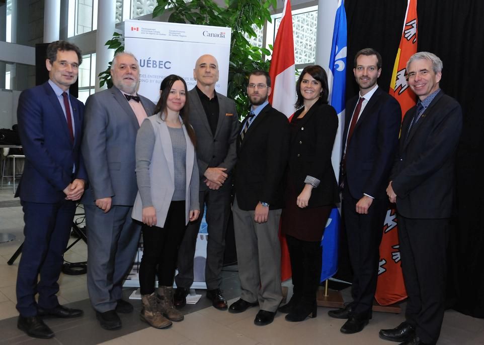 <p>Lors de l'annonce de l'aide financière de Développement économique Canada. Le député de la circonscription de Louis-Hébert, Joël Lightbound (avant-dernier à droite), est en compagnie du vice-recteur à l'administration, André Darveau (à l'extrême gauche) et du doyen de la Faculté des sciences et de génie, André Zaccarin (à l'extrême droite). Également présents sur la photo: deux représentants d'Entrepreneuriat Laval, Yves Plourde et Maripier Tremblay, ainsi que les présidents des trois entreprises subventionnées, Maude Pelletier, Paul Boudreault et Philippe Berrouard. </p>