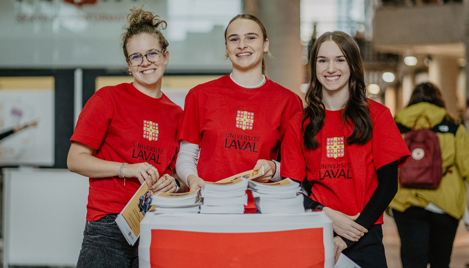 Lors des portes ouvertes d'automne 2024, Juliette Fiset, Frédérique Gourgues et Allison Godbout Nolin accueillaient les visiteuses et visiteurs avec le sourire.