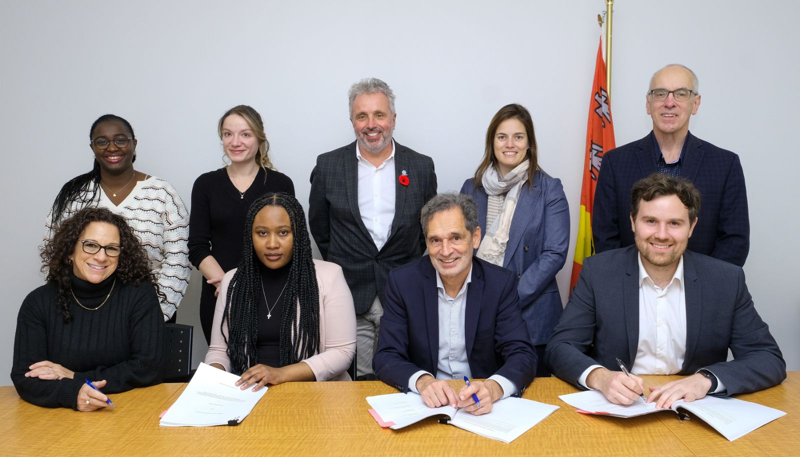 En haut, de gauche à droite: Ammon Lilyane Djoulde Alou, Jessica Jann, Yvon Barrière, Vanessa Tremblay-Gauthier, Jean-Paul Laforest. En bas, de gauche à droite: Manon Ouellet, Cynthia Mbuya-Bienge, André Darveau, Pierre Parent Sirois.