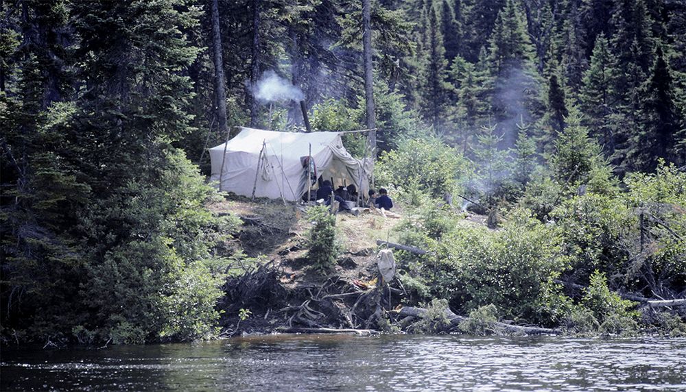 <p>Le campement
de la famille Mark sur la rivière Washicoutai, en août 1982. Cette rivière à
saumon de la région de la Côte-Nord se jette dans le golfe du Saint-Laurent.<br></p>