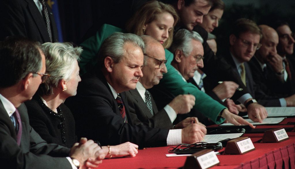 <p>Les présidents de la République fédérale de Yougoslavie, Slobodan Milošević, de la République de Bosnie-Herzégovine, Alija Izetbegović, et de la République de Croatie, Franjo Tuđman, paraphant les accords de paix de Dayton le 14 décembre 1995.</p>
