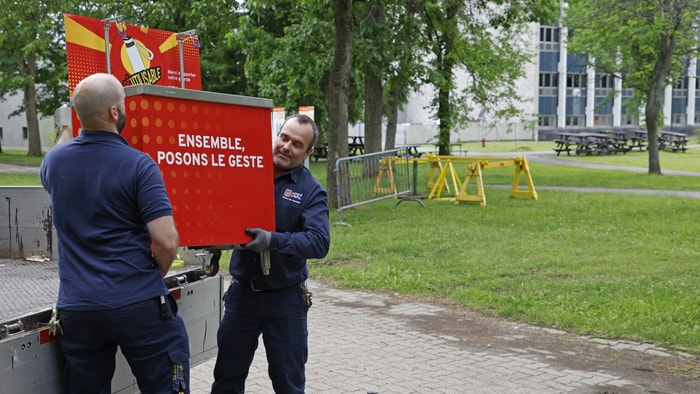 <p>Des points d'eau potable sont installés pour le remplissage des gourdes.</p>