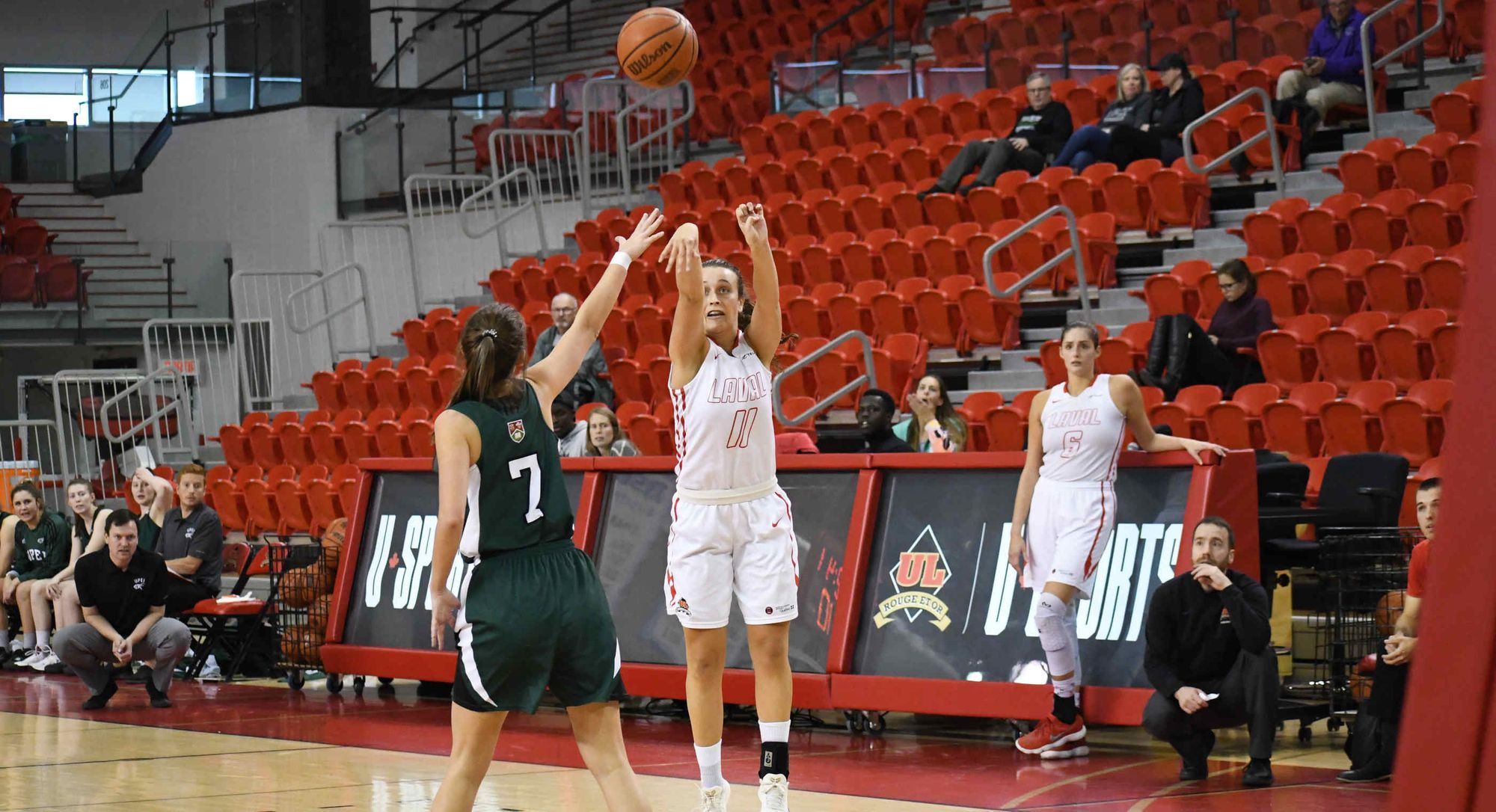L’équipe féminine de basketball Rouge et Or à l'oeuvre lors de son tournoi.