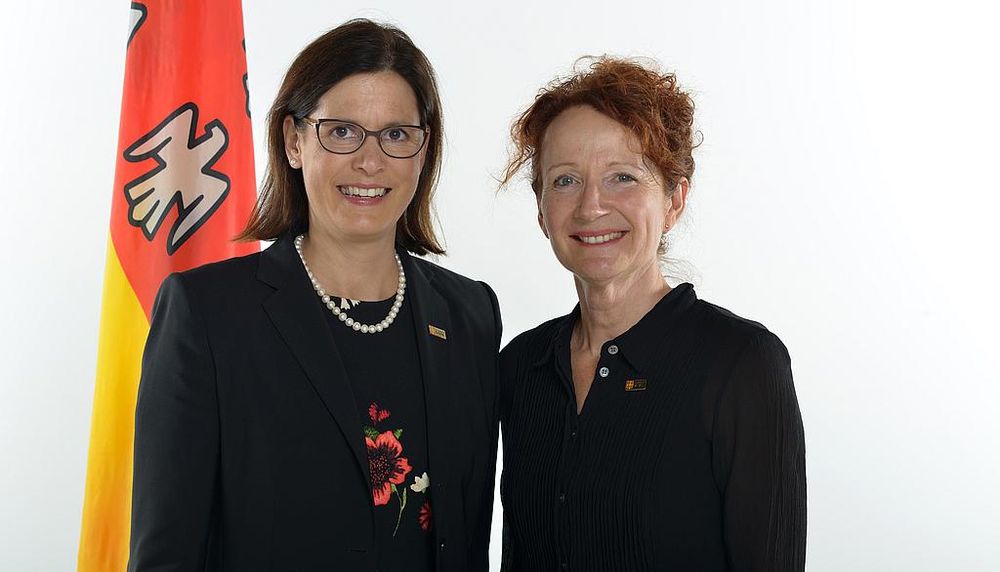 <p>Marie-France Poulin, présidente sortante du Conseil d’administration de l’Université Laval (à droite), en compagnie de la rectrice Sophie D’Amours.</p>