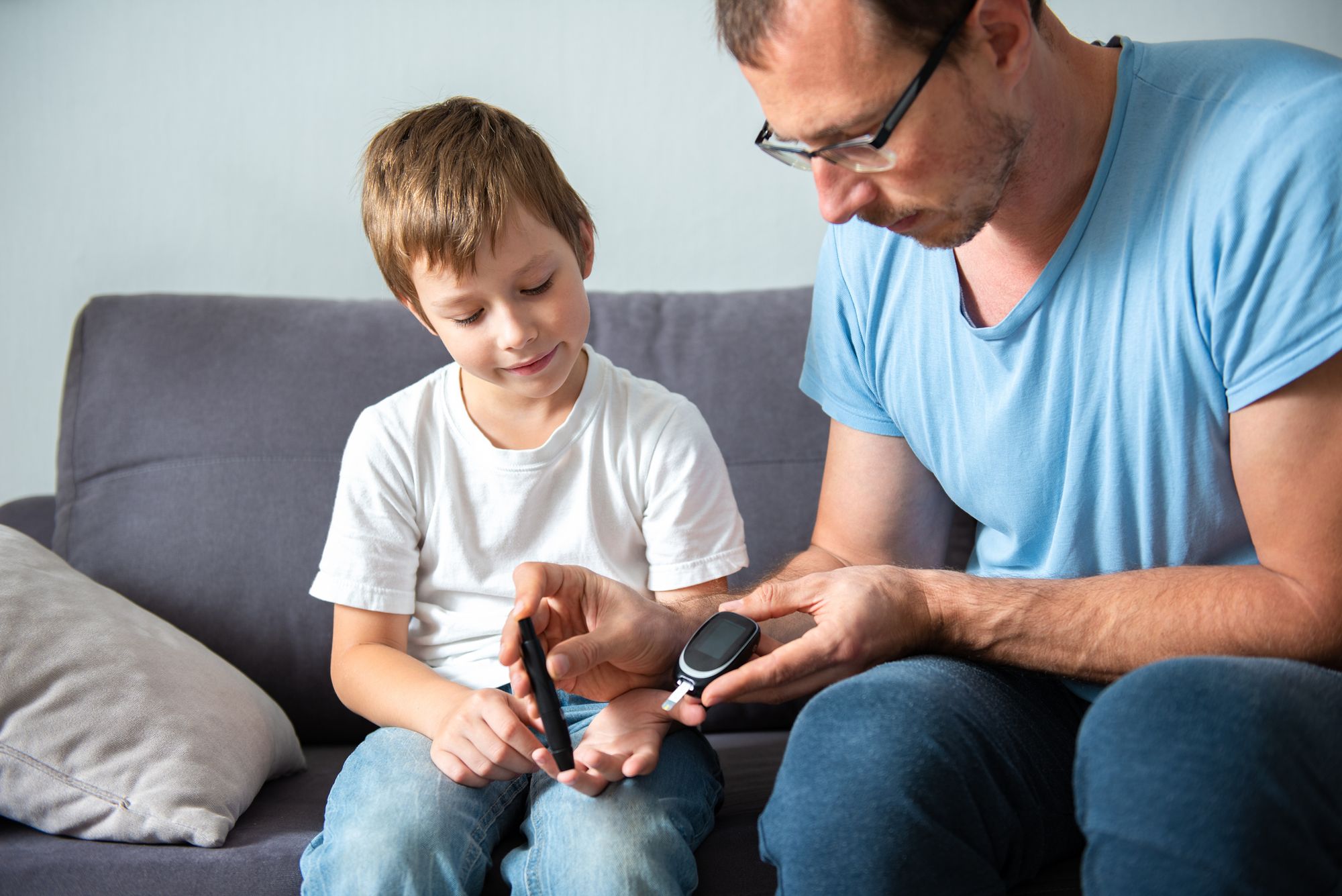 <p>«Les parents doivent tout analyser, même s’ils ne ressentent pas eux-mêmes les symptômes. C’est très exigeant!», témoigne la professeure Rekik. Devenue chercheuse dans le domaine du diabète, elle a publié, à titre de coauteure, trois articles sur l'expérience parentale liée au diabète de type 1.</p>