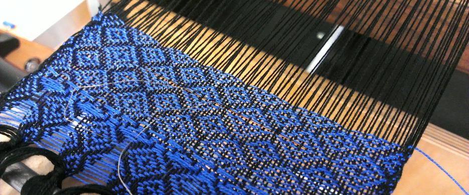 <p>À peine visible, la fibre mise au point par les chercheurs est assez malléable pour être tissée avec du coton ou de la laine.</p>