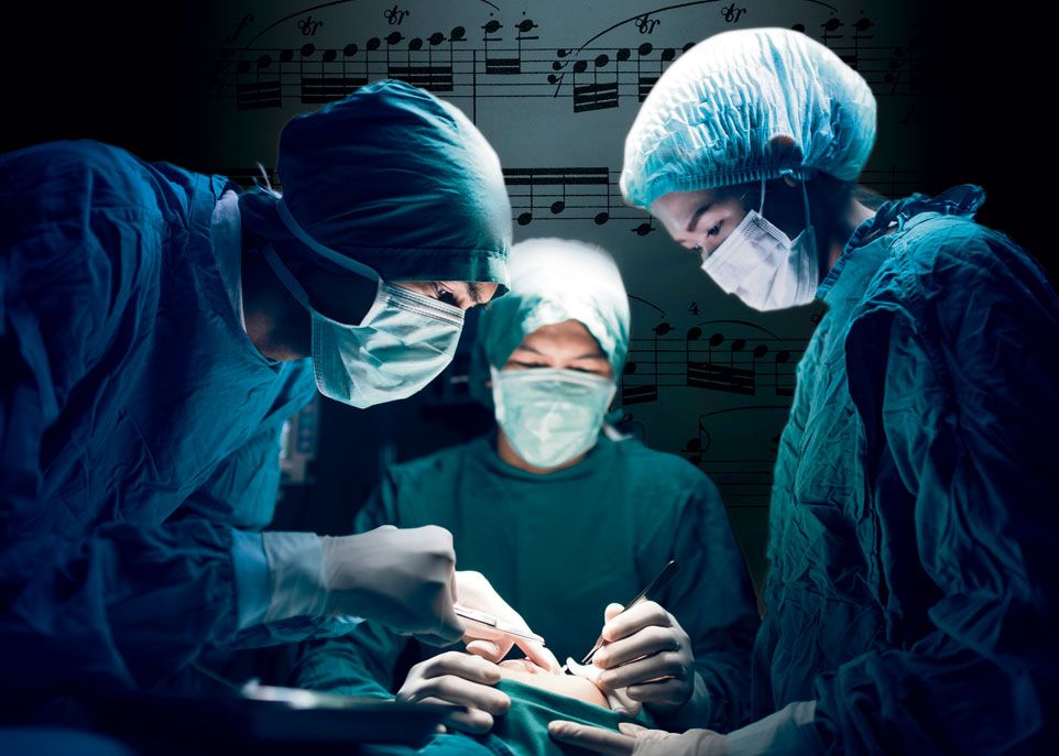 <p>La musique en salle d’opération suscite la controverse chez les chirurgiens. Certains estiment qu’un arrière-fond musical les rendmeilleurs, alors que d’autres jugent qu’il s’agit là d’une source de distraction inutile, voire dangereuse.</p>