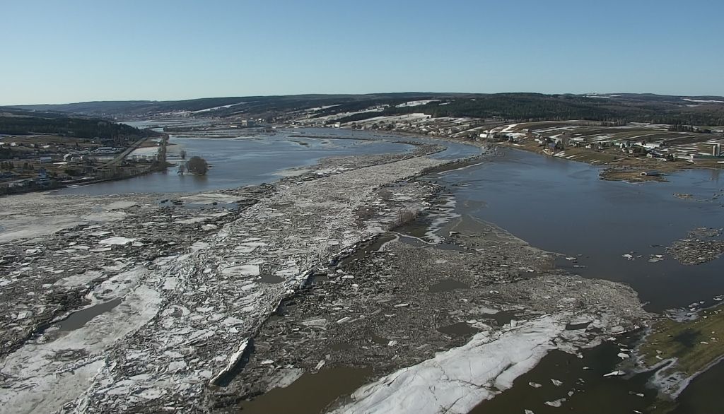 <p>La riviére Chaudière est régulièrement sortie de son lit au cours des dernières années à la suite de formation d'embâcles. Sur cette photo, prise à Beauceville en avril 2019, un embâcle cause une remontée importante des eaux et une inondation sur la route et les terrains riverains.</p>