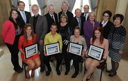Debout : Audrey Leclerc, JCCQ, Louis-Charles Godin, JCCQ, Roger Bertrand, Groupe entreprises en santé, Denis Brière, Université Laval, Serge Talbot, Université Laval, Gina Savard, Hydro-Québec, Louis-Marie Beaulieu, Grand Québécois - secteur économique, Éric Lavoie, CCIQ, Martine Turcotte, Bell, Nancy Rhéaume, CCIQ, Martine Gaudreault, présidente du comité des Grands Québécois. Assis : Allissia Poirier, jeune boursière Groupe entreprises en santé - secteur de la santé, Jérôme Trudelle, jeune boursier Hydro-Québec - secteur culturel, Marie-Pier Lapointe, jeune boursière Bell - secteur économique et Audrey Marcoux, jeune boursière CN - secteur social.