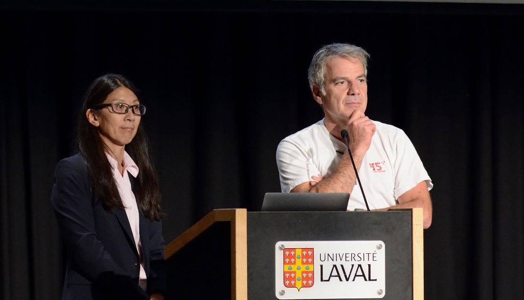 <p>Le professeur Gary Kobinger (à droite) et Joanne Liu répondent aux questions des auditeurs.</p>