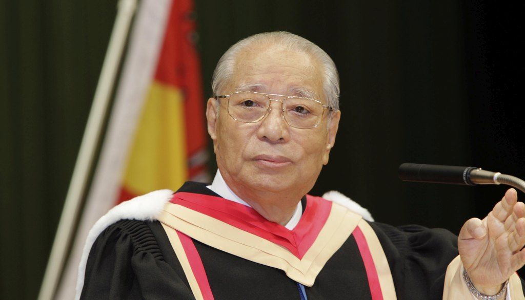 <p>Daisaku Ikeda, revêtu de la toge de l'Université Laval, lors de la cérémonie de remise de son doctorat d'honneur par le recteur Denis Brière lors d'un voyage spécifique à cette fin à Tokyo en 2010.</p>
