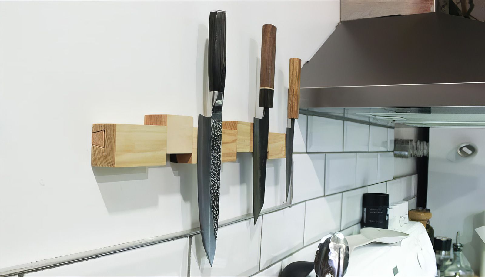 Le porte-couteaux magnétique mural, réalisé par Aryane Dufour, inscrite au baccalauréat en design de produits, est fabriqué à partir de retailles de bois d'essences variées, rendant chaque modèle unique. Il est assemblable au goût de l'utilisatrice ou de l'utilisateur et intègre de puissants aimants en néodyme pouvant maintenir jusqu'à 8 couteaux en toute sécurité.