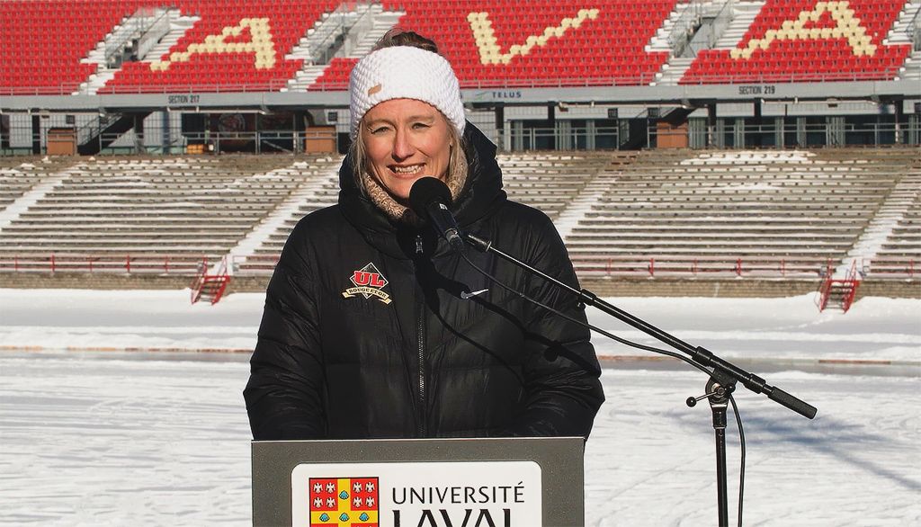 <p>Julie Dionne a pris la parole à l’extérieur, par une froide journée d’hiver, près du Stade TELUS-Université Laval, le 11 janvier dernier, lors de la conférence de presse annonçant le lancement du Campus nordique.</p>