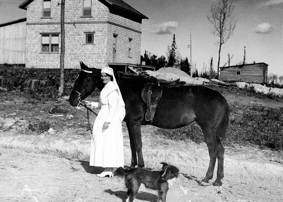 L'infirmière Gabrielle Bédard devant le dispensaire de Sainte-Anne-de-Roquemaure, en 1936.