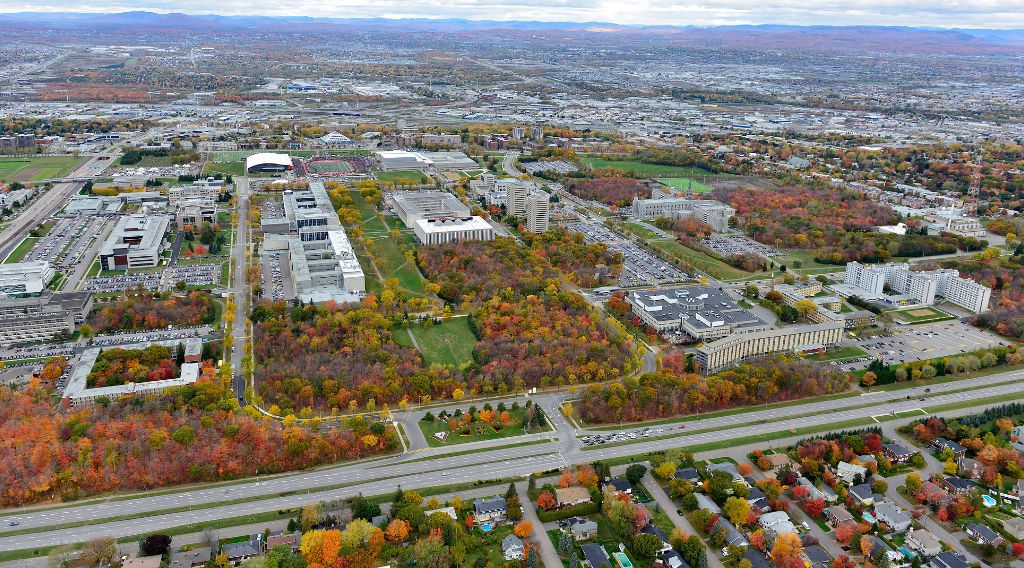 Vue aérienne du campus de l'Université Laval en automne