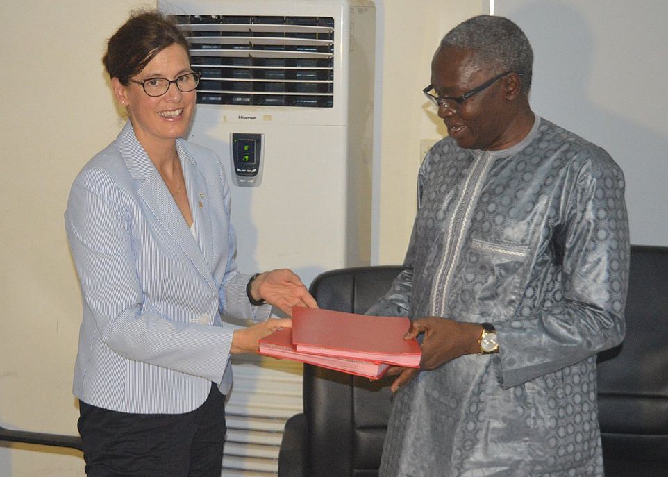 La rectrice de l'Université Laval, Sophie D'Amours, et le recteur de l'Université Alioune Diop de Bambey, Lamine Guèye, au moment de la signature de l'entente.