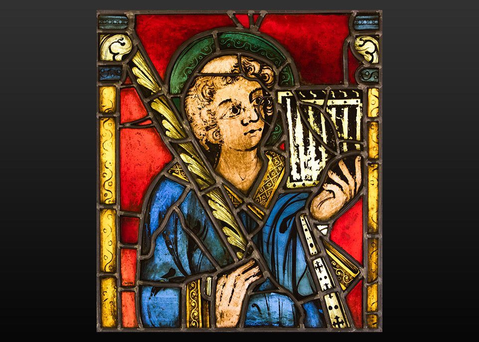 <p>Saint Laurent tenant le gril, vitrail français daté d’environ 1240-1250.</p>