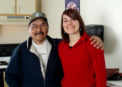 La chercheuse Émilie Counil a effectué plusieurs séjours au Nunavik pour sensibiliser la population aux problèmes posés par les gras trans. On la voit ici lors d'une visite à Akulivik en compagnie de Markusi Anauta, premier adjoint au maire.