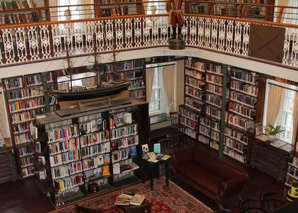 <p>La bibliothèque du Morrin Centre occupe la même salle depuis près de 150 ans. En 1830, elle possédait 152 livres, dont le tiers traitait de sciences.</p>