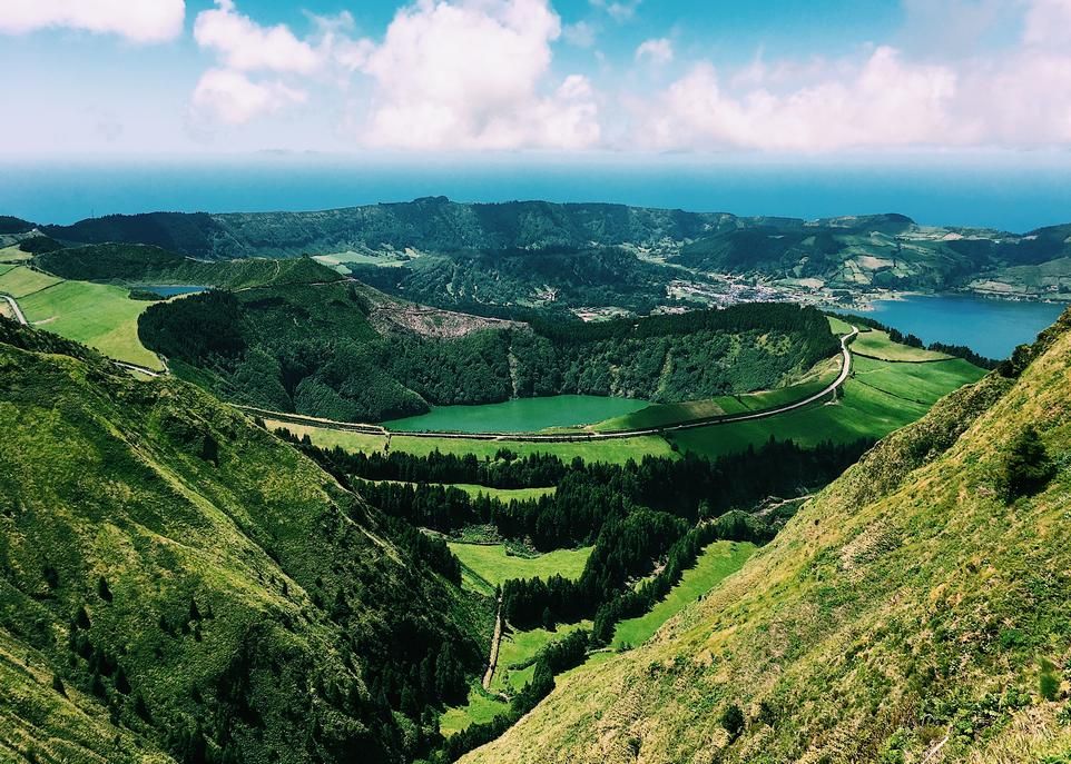 Sur l'île de São Miguel, les excursionnistes ont pu contempler l'intérieur d'une vaste dépression, ou caldeira.