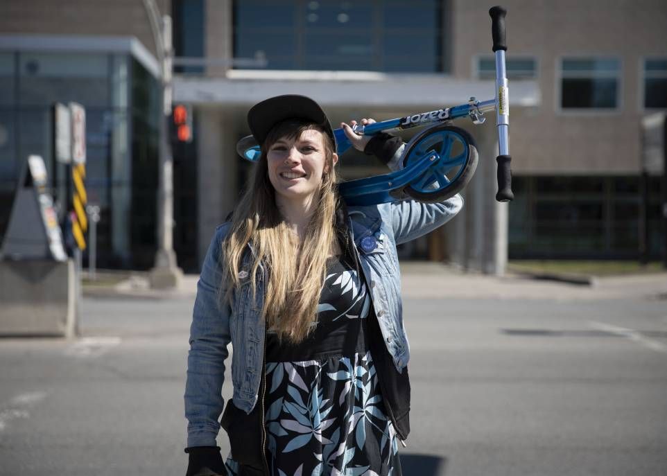 Pratique, légère, facile d'entretien et «moins technique que le skate», la trottinette présente plusieurs avantages qui plaisent à Émilie Rioux.
