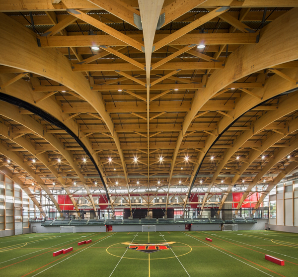 <p>Le stade intérieur TELUS-Université Laval a ouvert ses portes en 2012. Il abrite un terrain de soccer de 60 mètres par 100. Treize arches en bois à inertie variable composent l’armature du toit.</p>