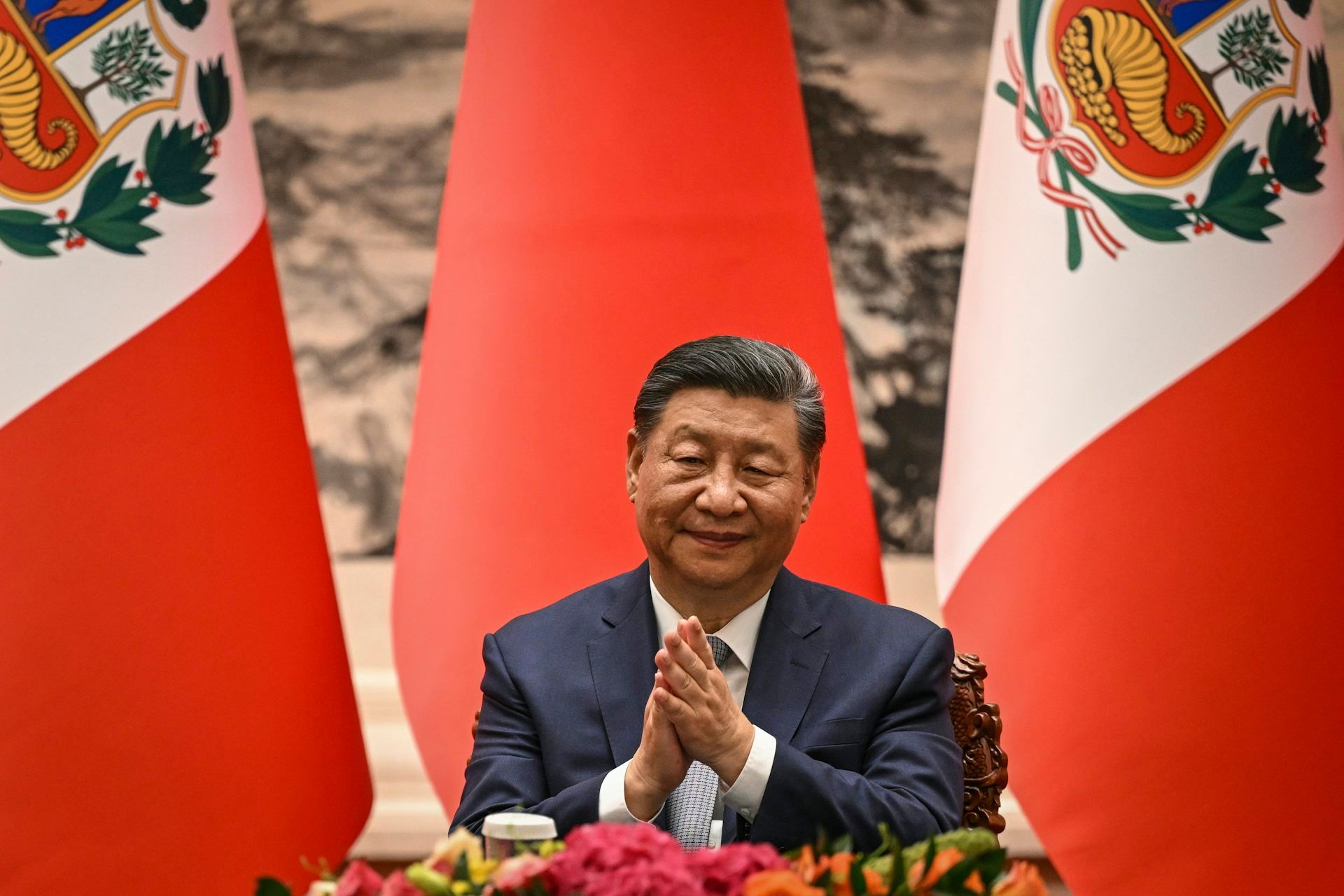 <p>Le président chinois Xi Jinping applaudit lors d&#39;une cérémonie de signature au Grand Hall du Peuple à Pékin, vendredi 28 juin 2024. </p>