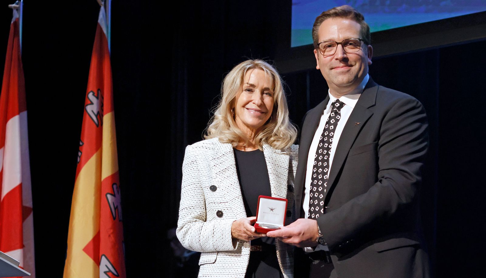 <p>La doyenne de la Faculté de droit, Anne-Marie Laflamme, et le bâtonnier de Québec, Stéphane Lavoie, à l&#39;occasion de la remise de la 40<sup>e</sup> Médaille du Barreau de Québec, le 6 septembre 2024, au Théâtre de la cité universitaire.</p>