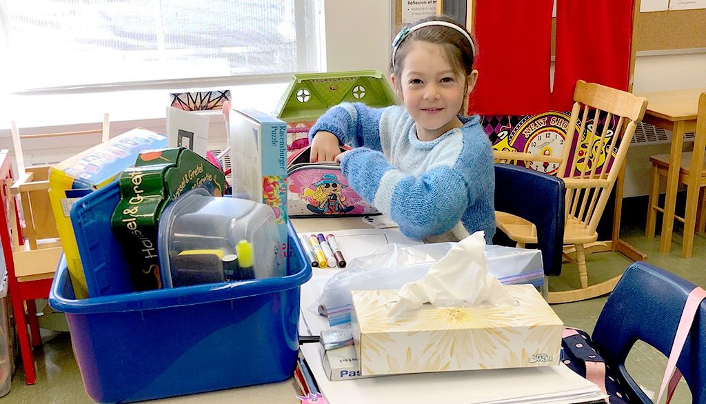 La petite Lili, 6 ans, très heureuse d'être de retour en classe