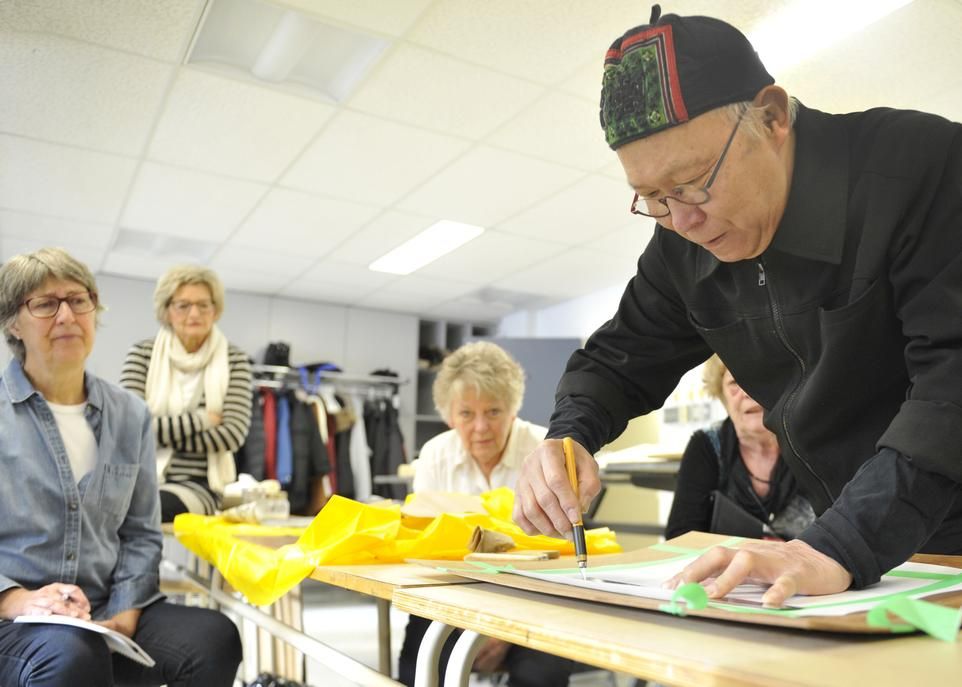 <p>Dans son cours, Truong Chanh Trung enseigne toutes les étapes du dessin à l'encre de Chine.</p>