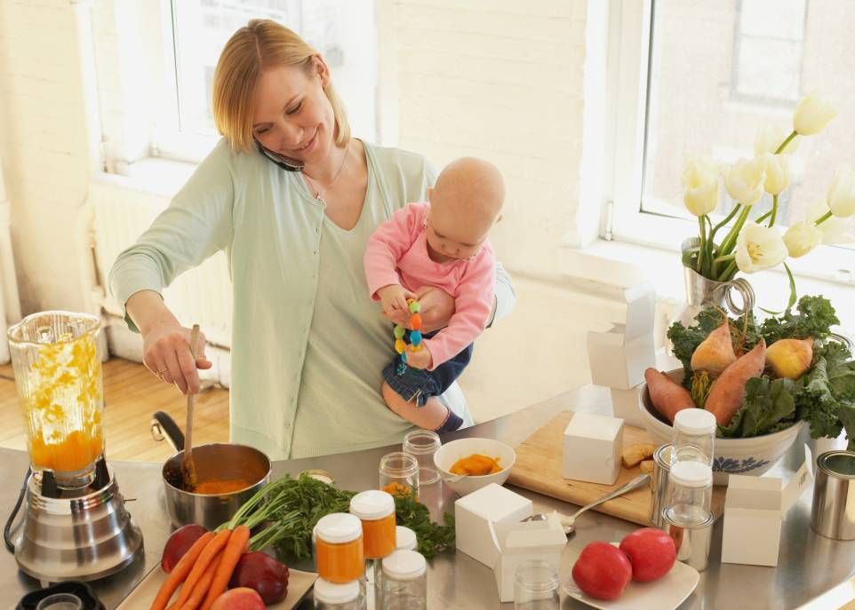 <p>Si les femmes ont plus de connaissances et de compétences en alimentation, c'est parce qu'elles s'informent plus sur le sujet et qu'elles s'occupent davantage de la préparation des repas. Les campagnes de sensibilisation à la bonne alimentation devraient interpeler davantage les hommes, croit Véronique Provencher.</p>