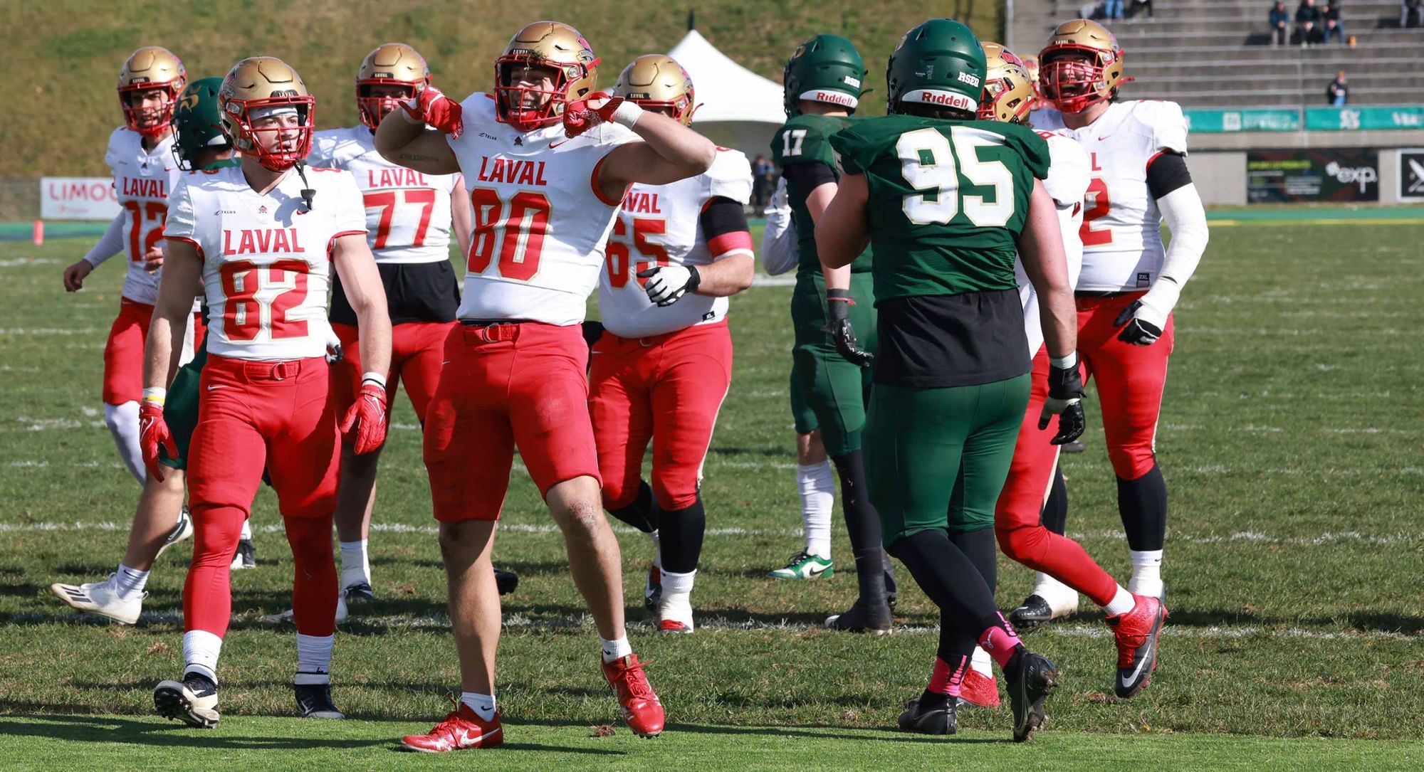 L'équipe de football Rouge et Or de l'Université Laval lors du match du 26 octobre 2024 contre le Vert et Or de l'Université de Sherbrooke.
